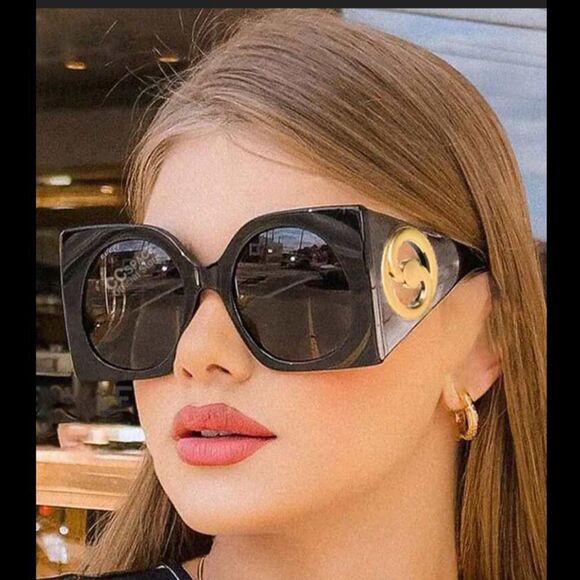 Oversized Black Square Sunglasses with Gold Logo Accent display picture 1